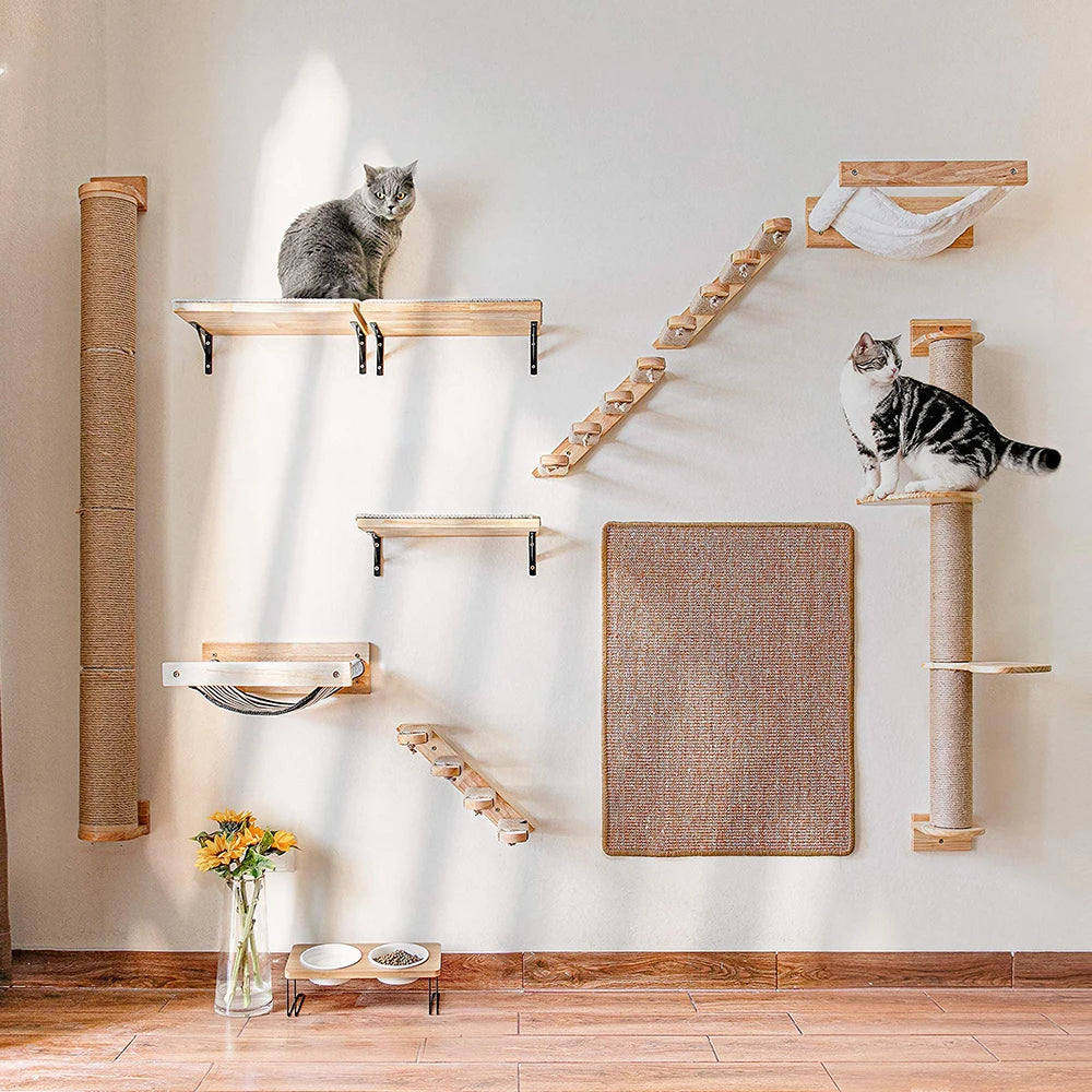 arbre A chat mural avec des escalier et griffoir et deux chat reposer
