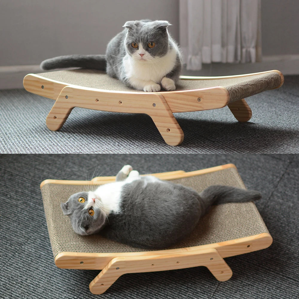 chat gris en repos sur un griffoir à chat horizontal