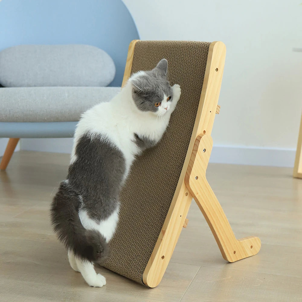 chat aiguise leurs griffe sur un griffoir à chat verticalement