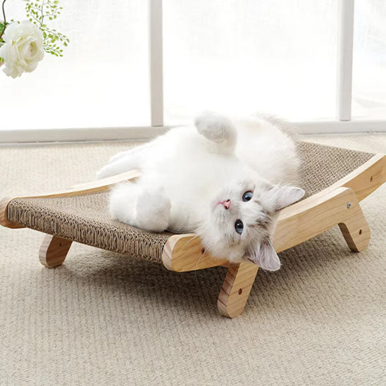 chat blan allonger sur un griffoir à chat