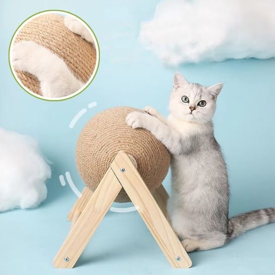 jouets pour les chats avec un chaton gris qui gratte le boule en sisal