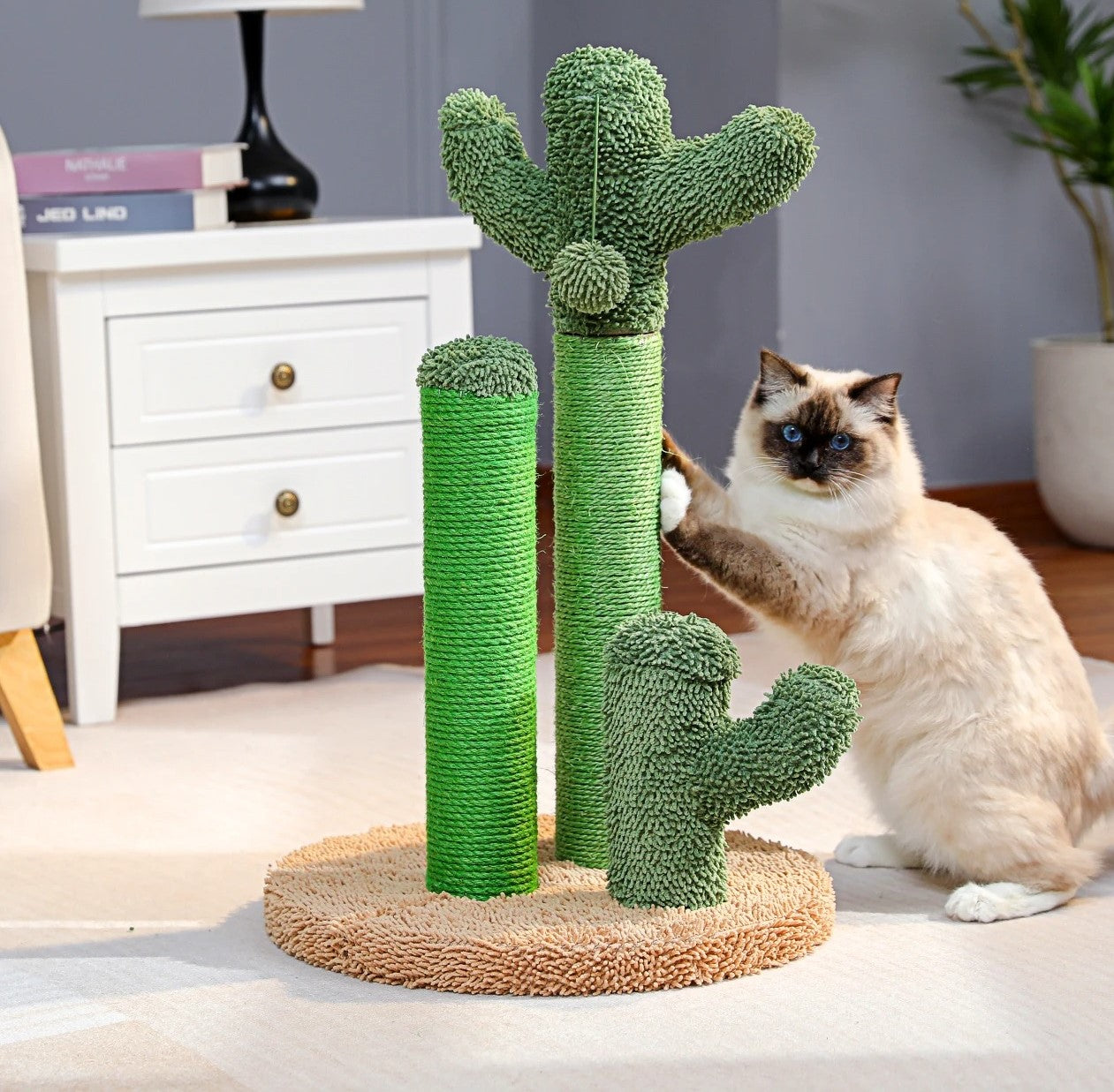 arbre à chat bois en sisal avec un chat qui griffe