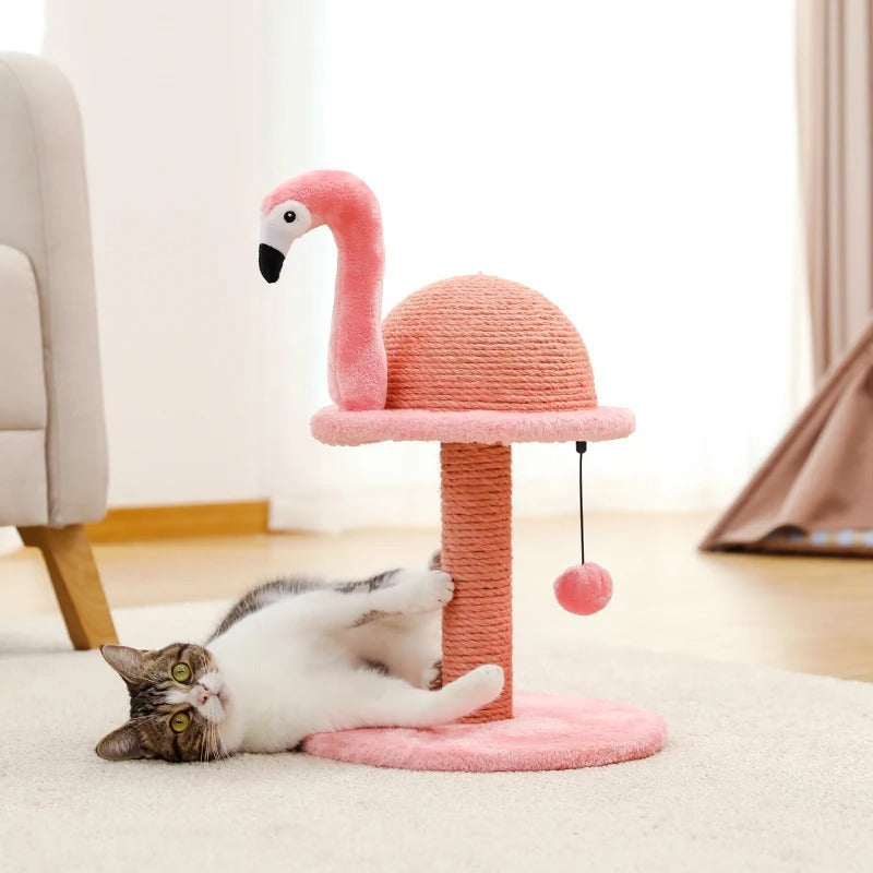 arbre à chat bois avec un chaton qui griffe le sisal