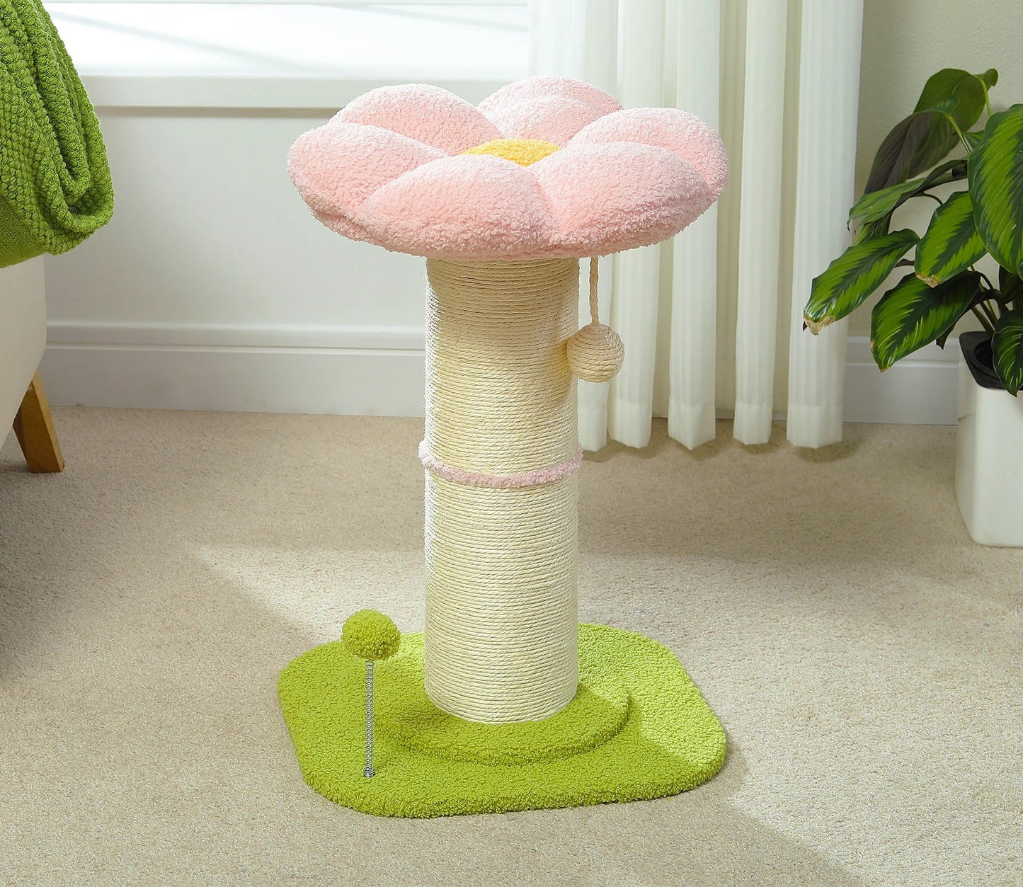 arbre à chat bois fleur rose et vert avec des jouets suspendu 