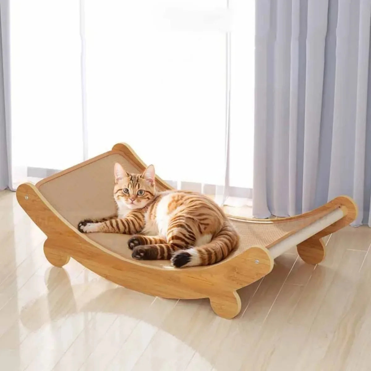 un chat en repos sur un grattoir chat marron en sisal sous forme de hamac