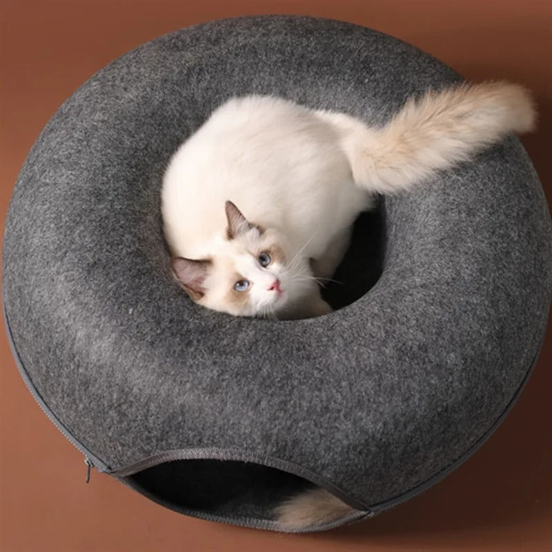 tunnel pour chat gris avec un chat reposer